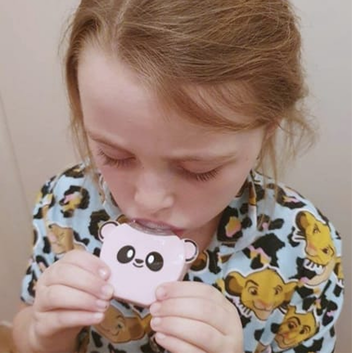 A child using the Sonic Brush Kids with its panda handle